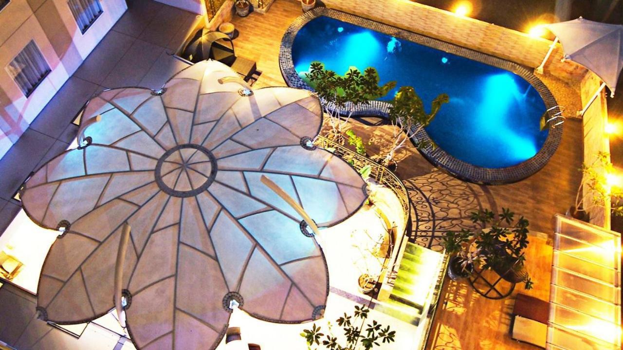 Sapphire Sky Hotel & Conference Серпонг Екстериор снимка