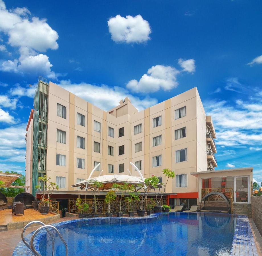 Sapphire Sky Hotel & Conference Серпонг Екстериор снимка