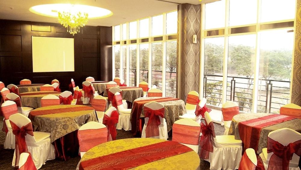 Sapphire Sky Hotel & Conference Серпонг Екстериор снимка