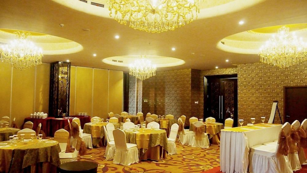 Sapphire Sky Hotel & Conference Серпонг Екстериор снимка