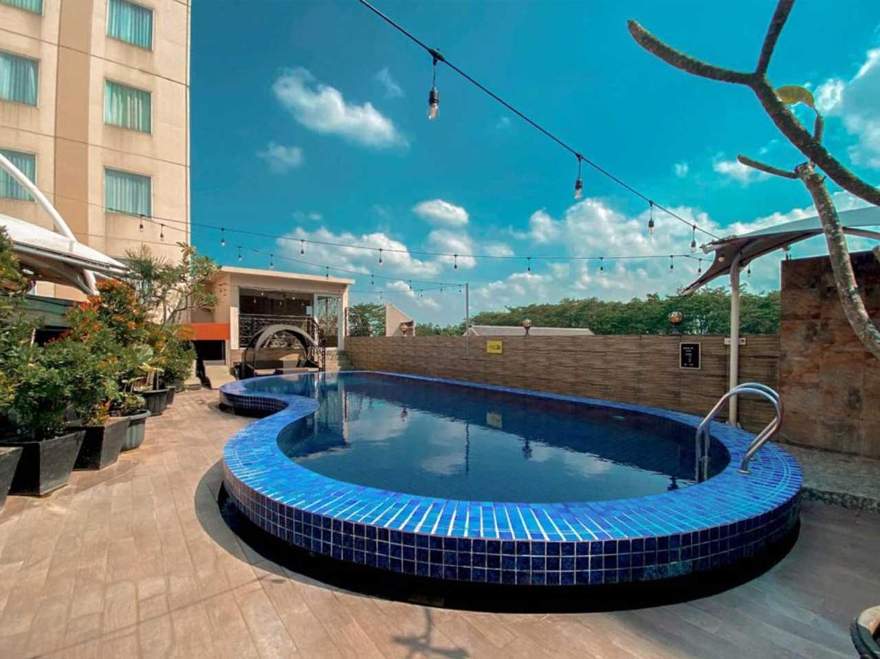 Sapphire Sky Hotel & Conference Серпонг Екстериор снимка