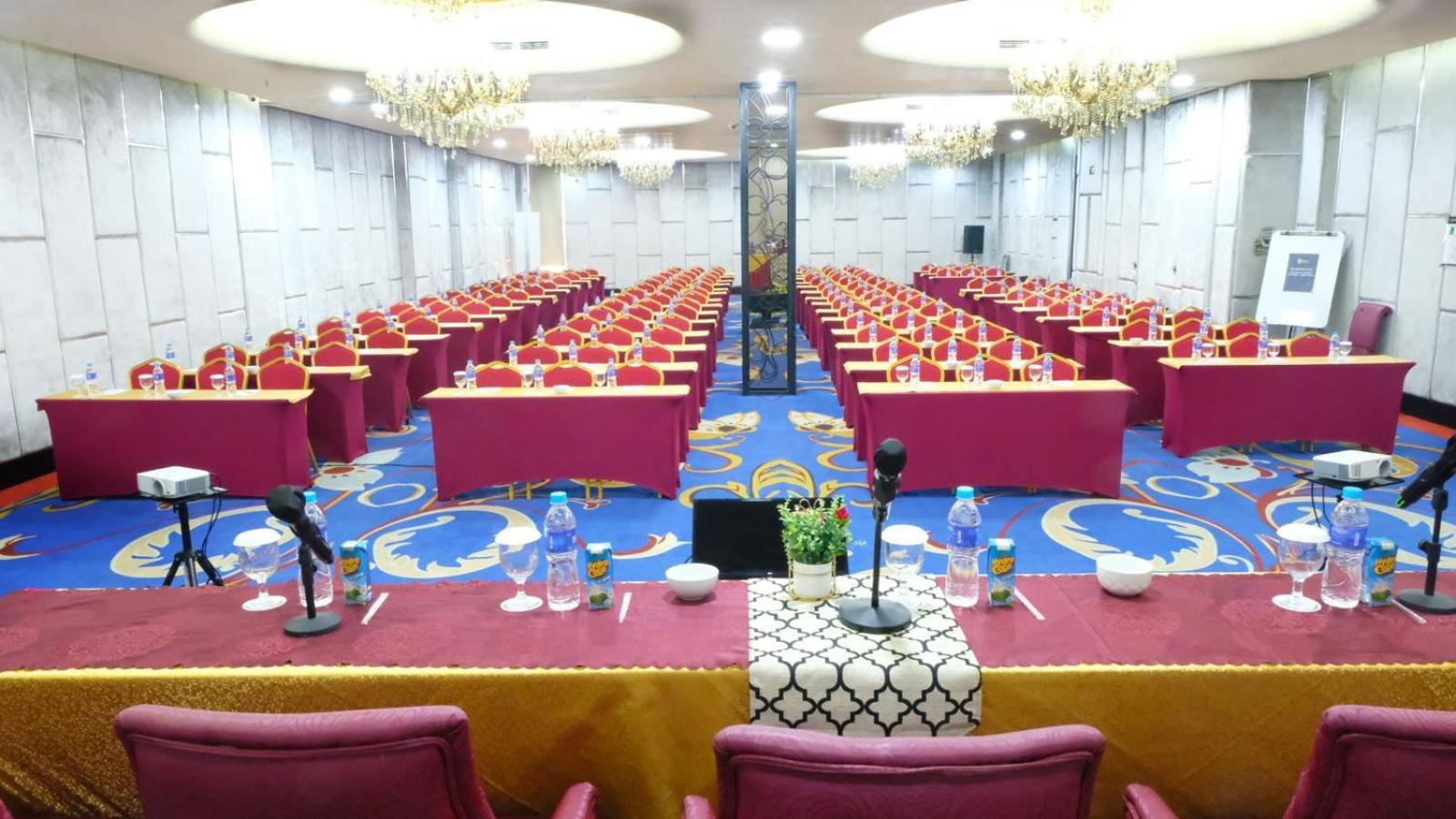 Sapphire Sky Hotel & Conference Серпонг Екстериор снимка