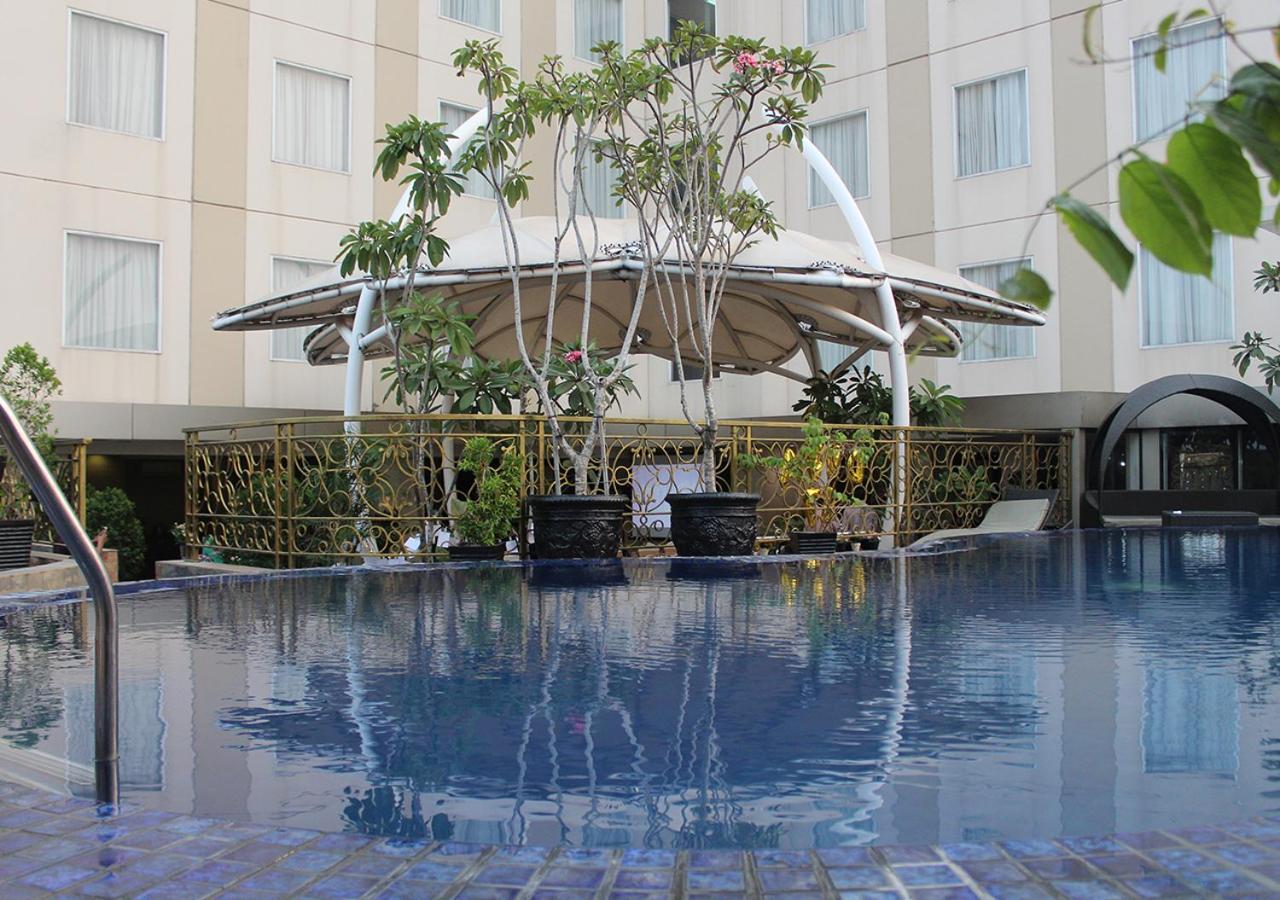 Sapphire Sky Hotel & Conference Серпонг Екстериор снимка